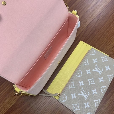 Ressort blanc de sac de Pochette Felicie BT dans le monogramme Empreinte de ville