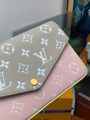 Ressort blanc de sac de Pochette Felicie BT dans le monogramme Empreinte de ville