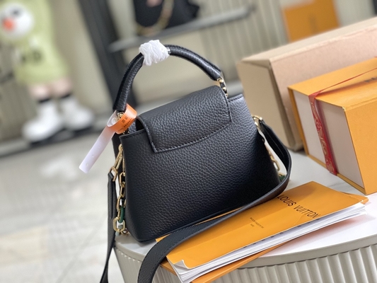 La peau de chèvre rayant Preloved a stigmatisé le sac Louis Vuitton Capucines Mini