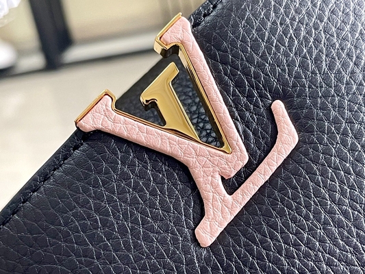La peau de chèvre rayant Preloved a stigmatisé le sac Louis Vuitton Capucines Mini
