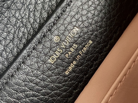 La peau de chèvre rayant Preloved a stigmatisé le sac Louis Vuitton Capucines Mini