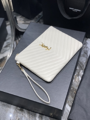 Le monogramme a piqué YVES SAINT LAURENT en cuir a piqué l'embrayage en cuir d'enveloppe de poche