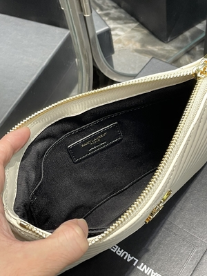 Le monogramme a piqué YVES SAINT LAURENT en cuir a piqué l'embrayage en cuir d'enveloppe de poche