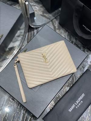 Le monogramme a piqué YVES SAINT LAURENT en cuir a piqué l'embrayage en cuir d'enveloppe de poche