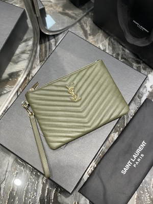 Le monogramme a piqué YVES SAINT LAURENT en cuir a piqué l'embrayage en cuir d'enveloppe de poche