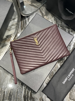 Le monogramme a piqué YVES SAINT LAURENT en cuir a piqué l'embrayage en cuir d'enveloppe de poche