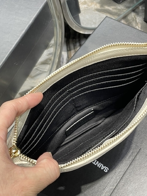 Le monogramme a piqué YVES SAINT LAURENT en cuir a piqué l'embrayage en cuir d'enveloppe de poche