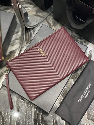 Le monogramme a piqué YVES SAINT LAURENT en cuir a piqué l'embrayage en cuir d'enveloppe de poche