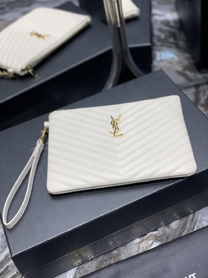 Le monogramme a piqué YVES SAINT LAURENT en cuir a piqué l'embrayage en cuir d'enveloppe de poche