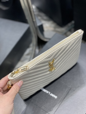 Le monogramme a piqué YVES SAINT LAURENT en cuir a piqué l'embrayage en cuir d'enveloppe de poche