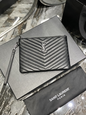 Le monogramme a piqué YVES SAINT LAURENT en cuir a piqué l'embrayage en cuir d'enveloppe de poche