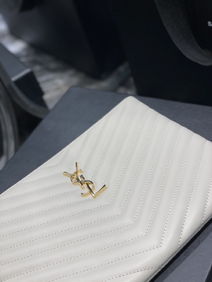 Le monogramme a piqué YVES SAINT LAURENT en cuir a piqué l'embrayage en cuir d'enveloppe de poche