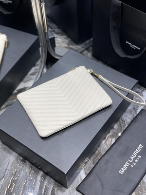 Le monogramme a piqué YVES SAINT LAURENT en cuir a piqué l'embrayage en cuir d'enveloppe de poche