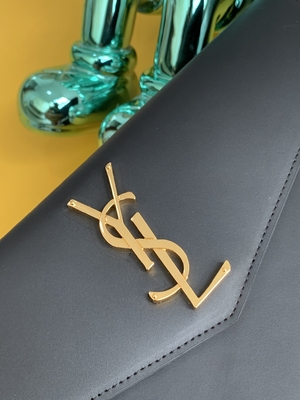 Saint de relief Laurent Preloved Branded Bag Uptown Clutch Grain De Poudre en cuir