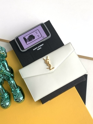 Saint de relief Laurent Preloved Branded Bag Uptown Clutch Grain De Poudre en cuir