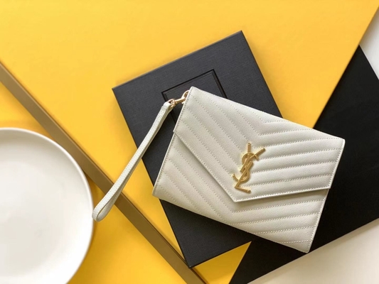 Le monogramme de YVES SAINT LAURENT de caviar a piqué le sac d'embrayage en cuir d'enveloppe