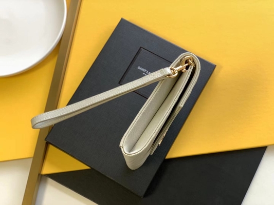 Le monogramme de YVES SAINT LAURENT de caviar a piqué le sac d'embrayage en cuir d'enveloppe