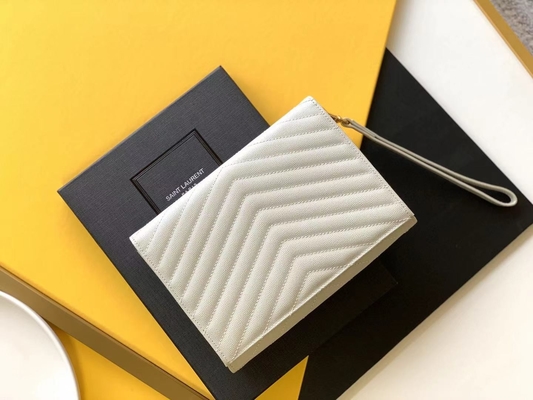 Le monogramme de YVES SAINT LAURENT de caviar a piqué le sac d'embrayage en cuir d'enveloppe