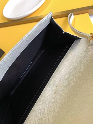 Le monogramme de YVES SAINT LAURENT de caviar a piqué le sac d'embrayage en cuir d'enveloppe