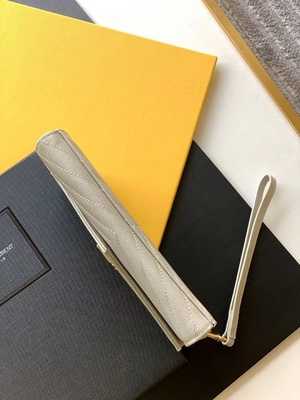 Le monogramme de YVES SAINT LAURENT de caviar a piqué le sac d'embrayage en cuir d'enveloppe