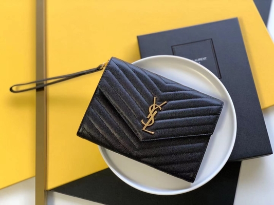 Le monogramme de YVES SAINT LAURENT de caviar a piqué le sac d'embrayage en cuir d'enveloppe