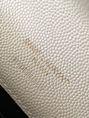 Le monogramme de YVES SAINT LAURENT de caviar a piqué le sac d'embrayage en cuir d'enveloppe