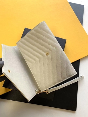 Le monogramme de YVES SAINT LAURENT de caviar a piqué le sac d'embrayage en cuir d'enveloppe