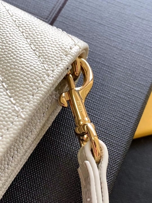 Le monogramme de YVES SAINT LAURENT de caviar a piqué le sac d'embrayage en cuir d'enveloppe