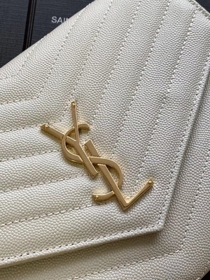 Le monogramme de YVES SAINT LAURENT de caviar a piqué le sac d'embrayage en cuir d'enveloppe