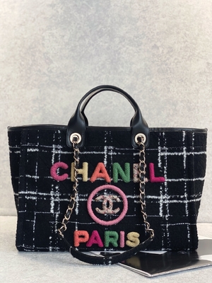 La coutume 2022 de Chanel Sotheby's a stigmatisé l'emballage d'arc-en-ciel du sac FW de plage de tweed de sacs