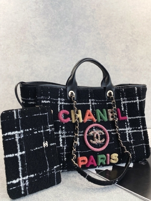 La coutume 2022 de Chanel Sotheby's a stigmatisé l'emballage d'arc-en-ciel du sac FW de plage de tweed de sacs