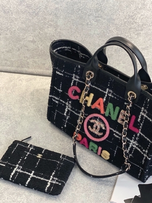 La coutume 2022 de Chanel Sotheby's a stigmatisé l'emballage d'arc-en-ciel du sac FW de plage de tweed de sacs