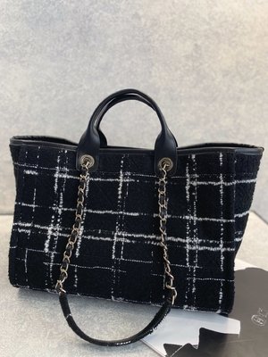 La coutume 2022 de Chanel Sotheby's a stigmatisé l'emballage d'arc-en-ciel du sac FW de plage de tweed de sacs