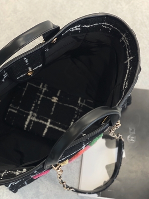La coutume 2022 de Chanel Sotheby's a stigmatisé l'emballage d'arc-en-ciel du sac FW de plage de tweed de sacs