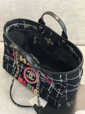 La coutume 2022 de Chanel Sotheby's a stigmatisé l'emballage d'arc-en-ciel du sac FW de plage de tweed de sacs
