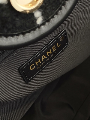 La coutume 2022 de Chanel Sotheby's a stigmatisé l'emballage d'arc-en-ciel du sac FW de plage de tweed de sacs