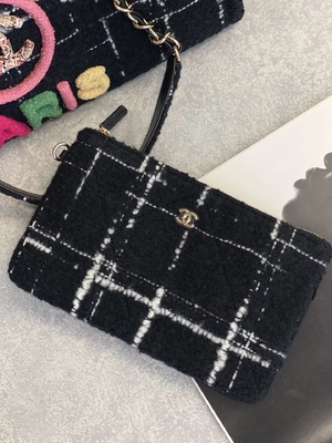 La coutume 2022 de Chanel Sotheby's a stigmatisé l'emballage d'arc-en-ciel du sac FW de plage de tweed de sacs