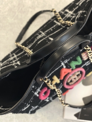 La coutume 2022 de Chanel Sotheby's a stigmatisé l'emballage d'arc-en-ciel du sac FW de plage de tweed de sacs