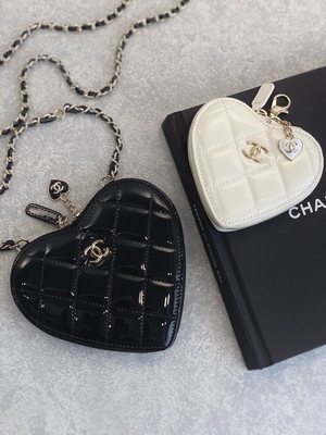 Le cuir de vachette laqué à chaînes Preloved a stigmatisé l'or Tone Metal Black And White de sac