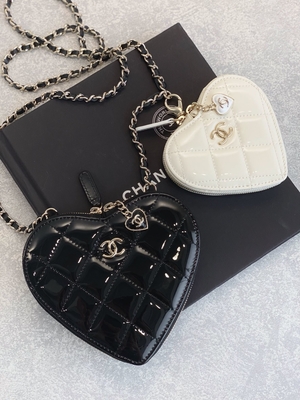 Le cuir de vachette laqué à chaînes Preloved a stigmatisé l'or Tone Metal Black And White de sac