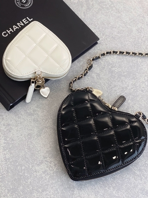 Le cuir de vachette laqué à chaînes Preloved a stigmatisé l'or Tone Metal Black And White de sac