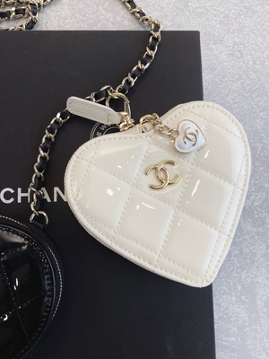 Le cuir de vachette laqué à chaînes Preloved a stigmatisé l'or Tone Metal Black And White de sac