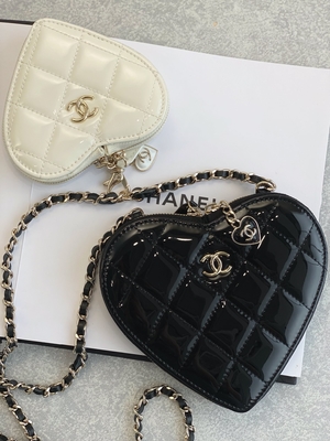 Le cuir de vachette laqué à chaînes Preloved a stigmatisé l'or Tone Metal Black And White de sac