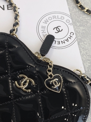 Le cuir de vachette laqué à chaînes Preloved a stigmatisé l'or Tone Metal Black And White de sac