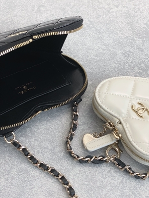 Le cuir de vachette laqué à chaînes Preloved a stigmatisé l'or Tone Metal Black And White de sac