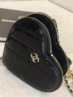 Le cuir de vachette laqué à chaînes Preloved a stigmatisé l'or Tone Metal Black And White de sac