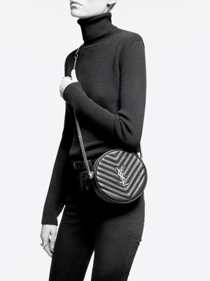 Granuleux de relief garnissent en cuir le messager marqué Bag que le sac V de caméra de rond de YVES SAINT LAURENT Vinyle a piqué